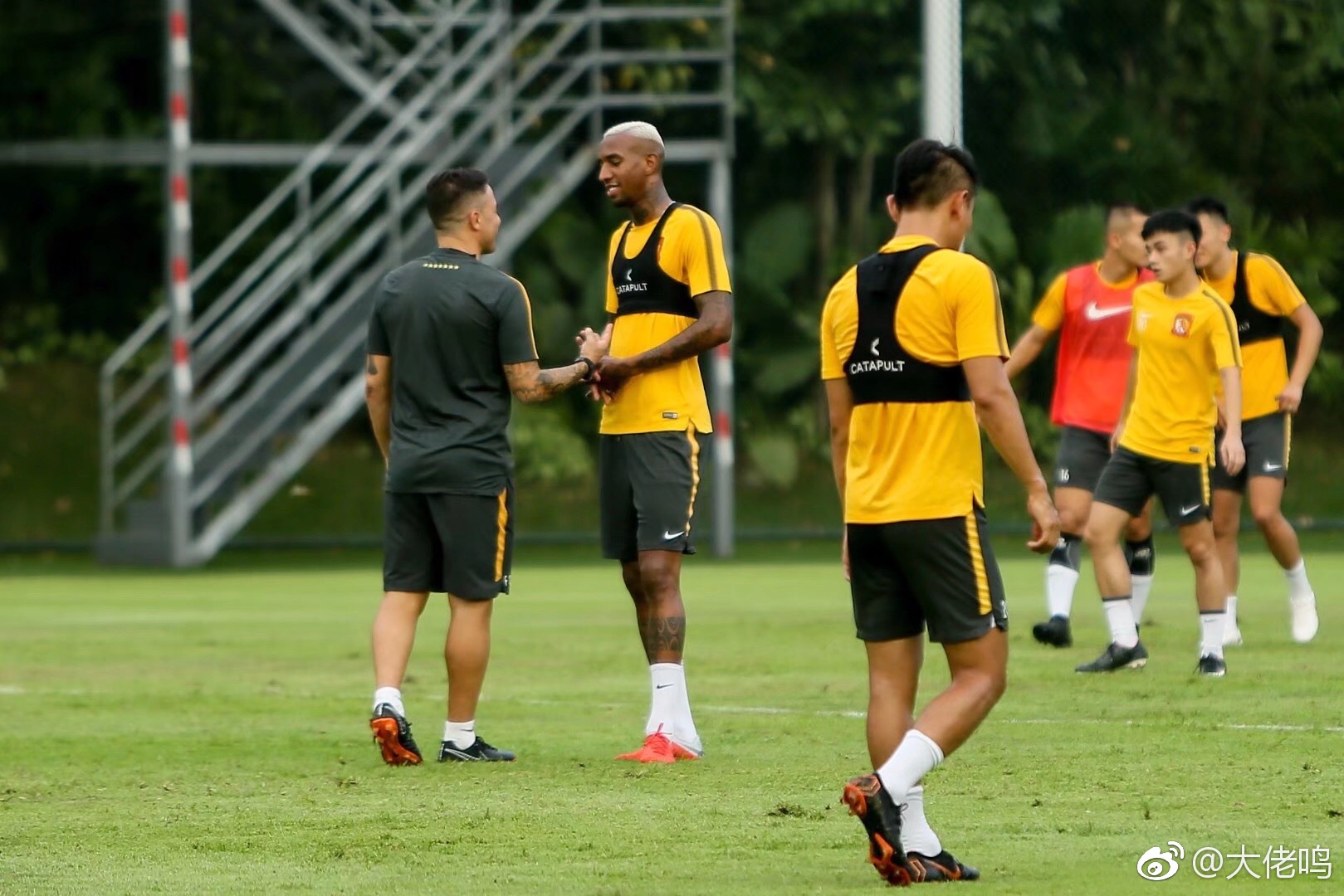 圣安东尼奥马刺训练开放日,窗口期外线爆发引欢呼,国王杯在即,高层口径保持一致 圣安东尼奥马刺训练开放日,窗口期外线爆发引欢呼,国王杯在即,高层口径保持一致