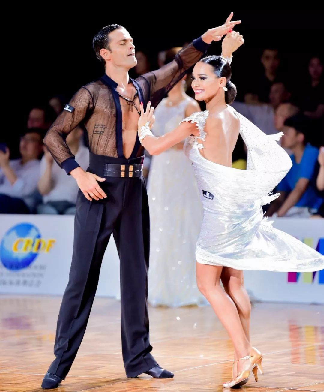 包含里程碑夜深圳男篮回应争议；葡超清晨刷纪录；赛场秩序良好；赛程密集仍需轮换的词条