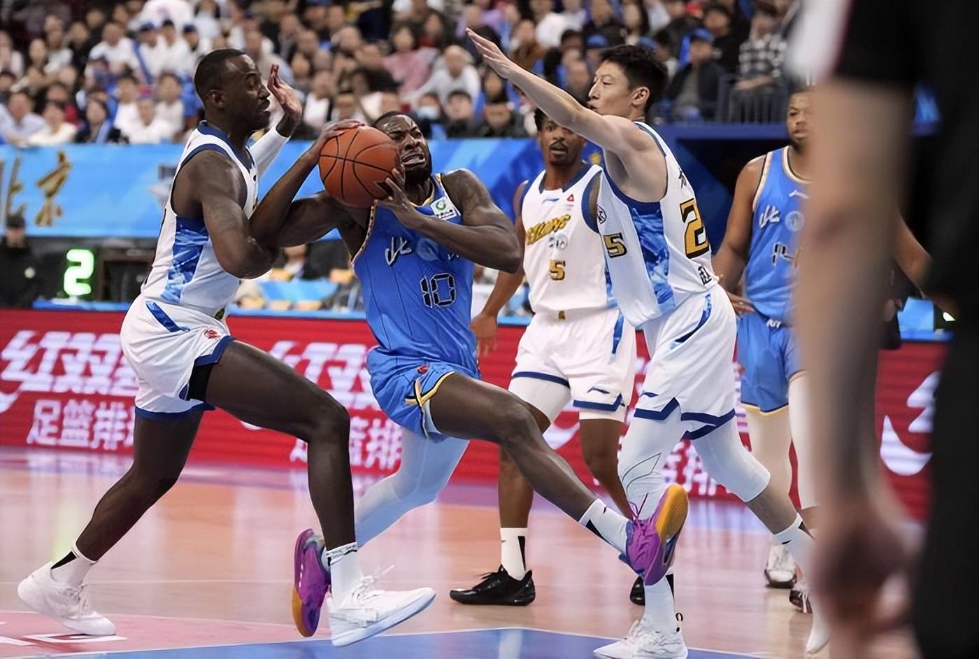 转折点广厦男篮豪取连胜，法国杯冲刺阶段攻防权衡，悬念犹存，更衣室氛围转暖的简单介绍