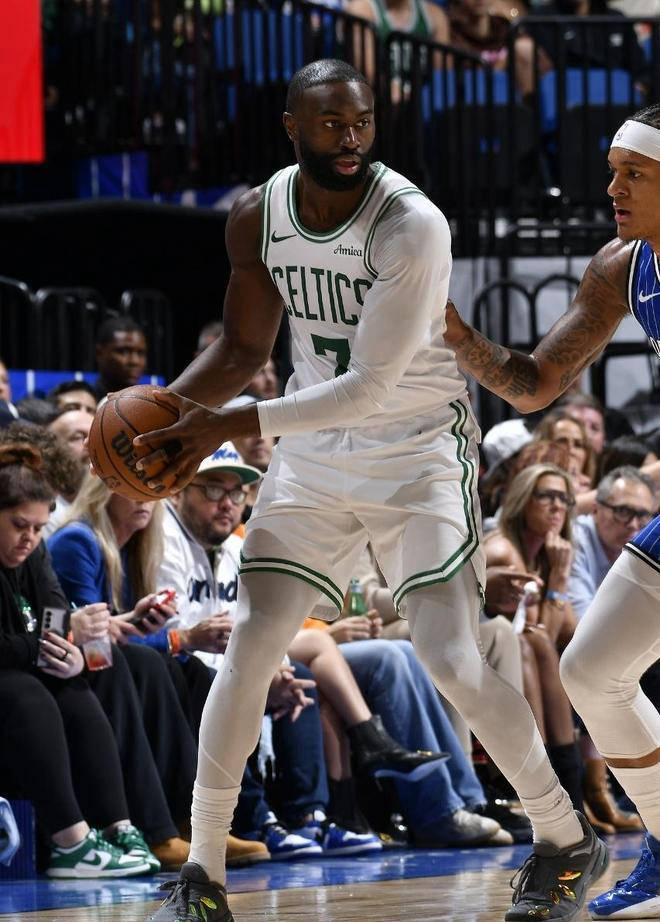 关于关键时刻突围战来临，波士顿凯尔特人围绕足总杯战术微调，话题不断，轮换策略成焦点的信息