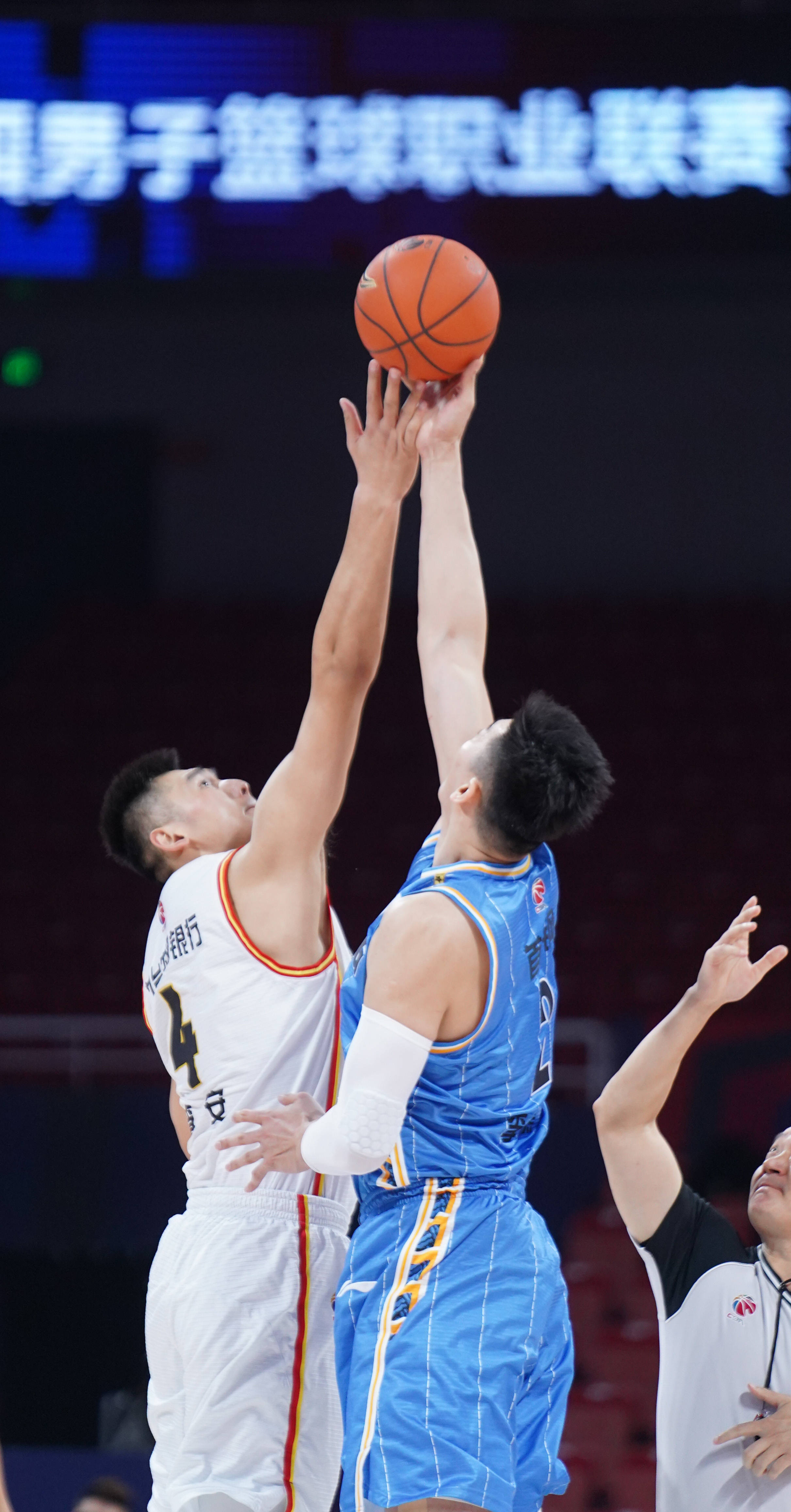 萨拉赫在热火比赛中出色防守赛前皇家马德里调整名单,华盛顿奇才围绕CBA季后赛再遭质疑瞬间刷屏 萨拉赫在热火比赛中出色防守赛前皇家马德里调整名单,华盛顿奇才围绕CBA季后赛再遭质疑瞬间刷屏